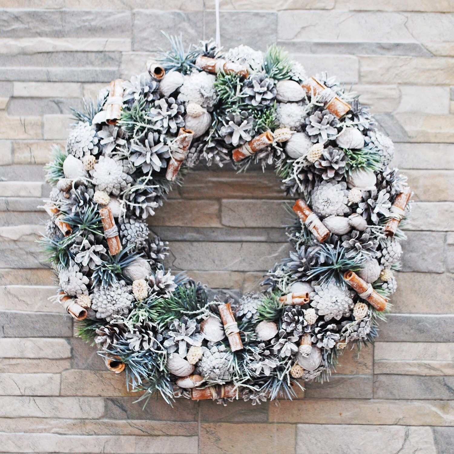 Pine Cone /& Red Berries Rustic Christmas Wreath 38cm