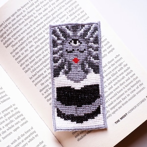 Het meisje met het derde oog bladwijzerpatroonontwerp | Geteld kruissteek | Mystiek borduurontwerp pdf | Heksachtige kruissteek kunst