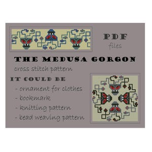 Puede incluir: Un patrón de punto de cruz digital de Medusa, la Gorgona, con un esquema de color gris, negro, rojo y azul. El patrón se titula "The Medusa Gorgon" y dice "It could be: ornament for clothes, bookmark, knitting pattern, bead weaving pattern". El texto "PDF files" también está incluido.