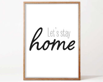 Może przedstawiać: Oprawiony wydruk z napisem "Let's stay home" w czarnym skrypcie i czcionką bezszeryfową na białym tle. Rama wykonana jest z jasnobrązowego drewna.