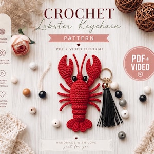 Puede incluir: Un patrón de llavero de langosta a ganchillo con una langosta roja, una borla negra y un llavero dorado con cuentas. El texto dice CROCHET Lobster Keychain PATTERN, PDF + VIDEO TUTORIAL, BEGINNER FRIENDLY, STEP-BY-STEP INSTRUCTIONS y HANDMADE WITH LOVE.