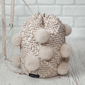 Elfenbeinfarbener Rucksack mit Bastgarn, Eimer-Transformatortasche mit Bommeln, Korb gehäkelte Hüfttasche, Fassfass, runde Schulter