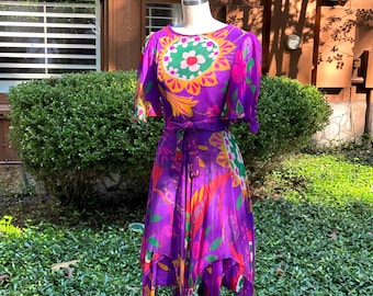 PIĘKNA SUKIENKA LEO NARDUCCI Z LAT 60./Leo Narducci/Sukienki z lat 60./Sukienki w stylu nowoczesnym/Sukienki psychodeliczne/Sukienki fioletowe/Sukienki jedwabne/Stan vintage