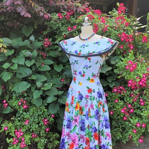 80&#39;s FLORAL DRESS/80’s Vintage Fit & Flare Dress/White Floral Dresses/Spring Dresses/Summer Dresses/80’s Cotton Dresses/MINT Condition