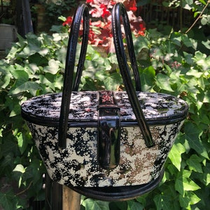 RARE 50&#39;s PATENT LEATHER Oval Purse/50&#39;s Handbags/50&#39;s Purses/50&#39;s Bags/Patent Leather Bags/50&#39;s Box Handbags/Box Purses/Near Mint Condition
