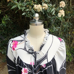 BEAUTIFUL 70's FLORAL MUMU/Granada Mumu/Mumu/Vintage House Dress/Loungewear/70's Loungewear/Vintage Mumu/Floral Robes/Mint Condition