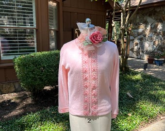 Hermoso suéter con cuentas rosas / Suéteres de los años 60 / Suéteres rosas / Cárdigans / Suéteres tipo cárdigan / Suéteres vintage / Ropa de abrigo vintage / En perfecto estado