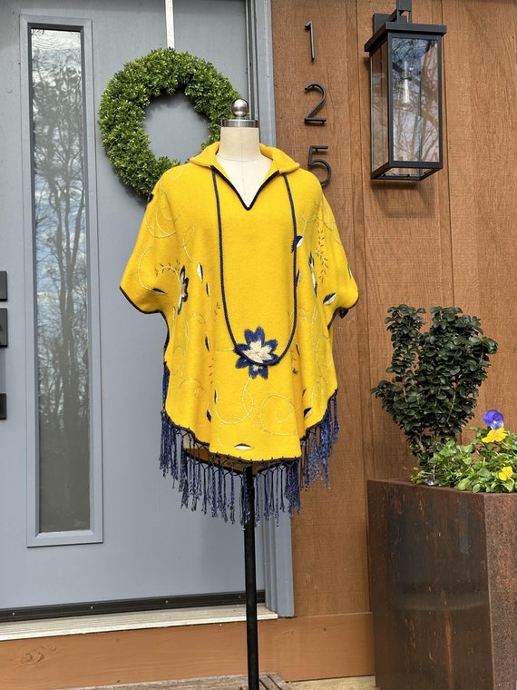 70's YELLOW PONCHO CAPE/Vintage Yellow Poncho/Hippie Cape/Mexican Poncho/Fringed Poncho/Boho Cape/Vintage Poncho/Good Vintage Condition