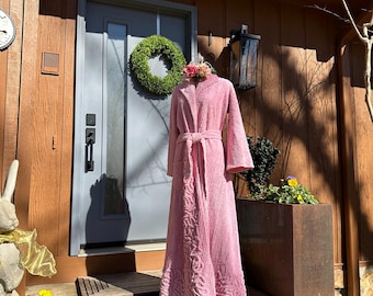RARE 40&#39;s PINK CHENILLE Robe/Floral Robes/Vintage Robes/Antique Robe/Chenille Robe/Lounging Robe/Movie Star Robe/Near Mint Condition