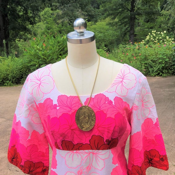 60's PINK BARKCLOTH MUMU/Ui-Maikai Floral Dress/60's Hawaiian Mumu/60's Barbiecore Dress/Hawaiian Kaftan/Entertaining Dress/Mint Condition