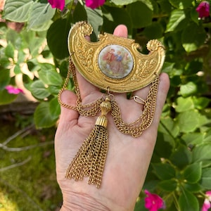 RARE FRAGONARD MEDALLION Necklace/Statement Necklaces/50&#39;s Statement Necklace/Collectible Necklaces/Victorian Revival Jewelry/Mint Condition