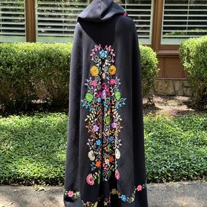 RARE 80&#39;s EMBROIDERED CAPE/Vintage Capes/Wool Capes/Embroidered Capes/Rainbow Colored Cape/80&#39;s Coats/Maxi Capes/Mint Condition