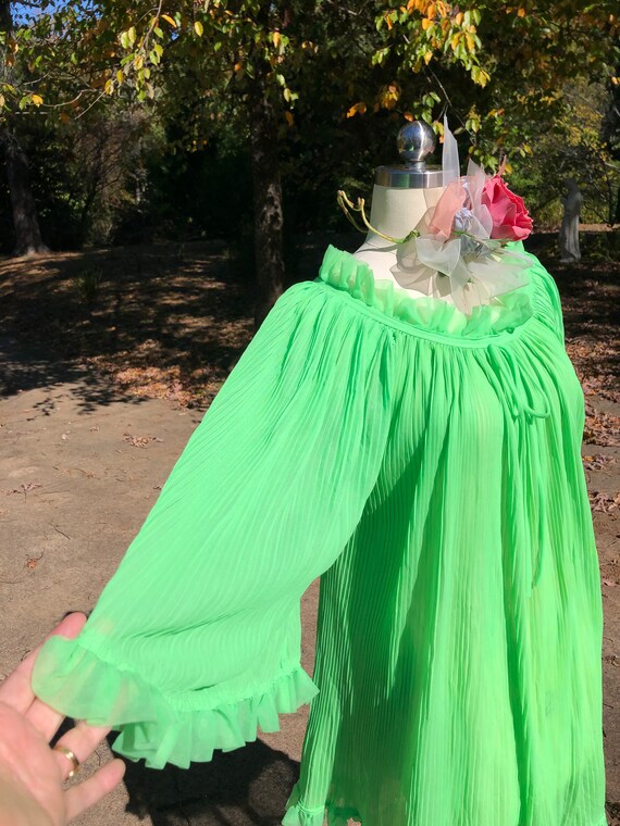 GORGEOUS Green BABYDOLL Nightgown/60’s Bell Sleev… - image 4