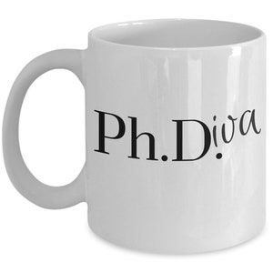 Peut inclure: Une tasse à café en céramique blanche avec une inscription noire qui dit "Ph.D.iva".