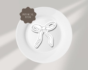 Handgemaakte plaatskaart met striklint | Zwart-wit feestdecor