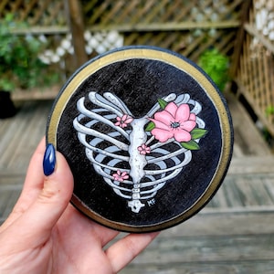 Placa de flores con esqueleto: decoración de brujas, arte oscuro, Halloween, decoración gótica, fantasma vintage, decoración fantasmal, decoración espeluznante, arte espeluznante, obras de arte de madera