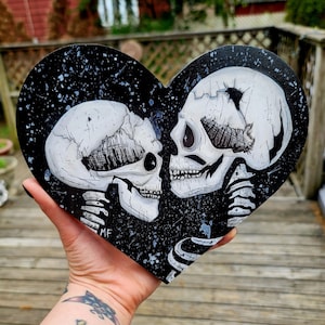 Placa de corazón de esqueleto: arte oscuro, Halloween, decoración gótica, decoración espeluznante, arte de Halloween, obras de arte de madera, arte vintage, gótico ornamentado, arte de brujas