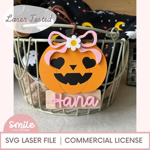 Etichetta con nome SVG Coquette Jack O' Lantern I Halloween SVG I Etichetta con nome SVG I Personalizzata I Nome I Etichetta I Halloween I Glowforge I Pronta per il laser