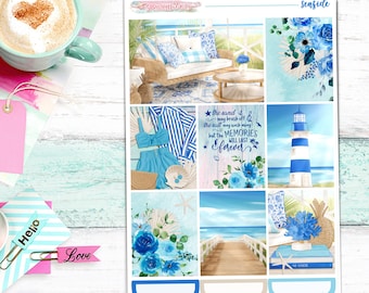 Op de afbeelding: Een set van 9 digitale planner stickers met een strandthema. De stickers bevatten een vuurtoren, een strandscene, een citaat over herinneringen en een bloemenontwerp. De stickers zijn in tinten blauw, wit en bruin.