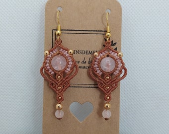 Boucles d'oreilles Micro Macramé Marron Caramel et Rose Pastel Perles Quartz Rose