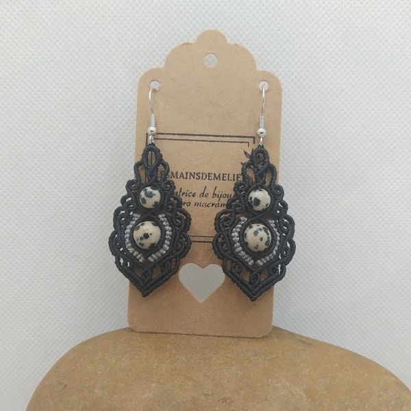 Boucles d'oreilles Micro Macramé Noir et beige Perles en Pierre Jaspe Dalmatien