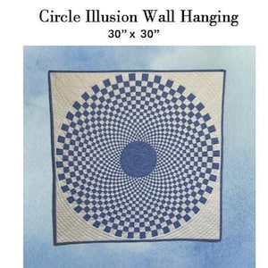 Puede incluir: Un tapiz de pared con ilusión de círculo a cuadros azules y blancos que mide 76 cm por 76 cm. El diseño crea una ilusión óptica de espiral. El tapiz está enmarcado con un borde blanco.