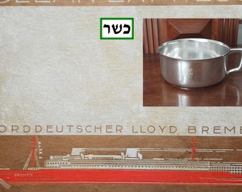 Könnte beinhalten: Ein Vintage-Reiseposter für den Ozeanliner Norddeutscher Lloyd Bremen, mit einem roten Schiff mit dem Text "Bremen" an der Seite und den Worten "Turbine Schnelldampfer "Bremen" unten. Das Poster enthält auch den Text "Ozean-Express" oben und "Norddeutscher Lloyd Bremen" in der Mitte.