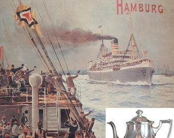 Könnte beinhalten: Ein Vintage-Plakat mit dem Titel Deutsche Ost-Afrika-Linie Hamburg, das ein großes Dampfschiff auf See und Menschen an Deck zeigt, kombiniert mit einer glänzenden silbernen Teekanne mit Deckel, gebogenem Ausguss und Griff in der unteren rechten Ecke.
