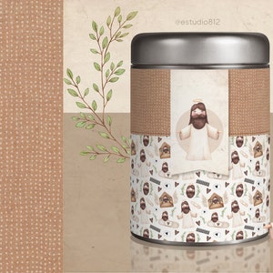 May include: A silver tin with a brown label featuring a cartoon illustration of Jesus. The label also includes the text "@estudio812". The tin is decorated with a repeating pattern of small illustrations of Jesus, houses, hearts, and leaves.