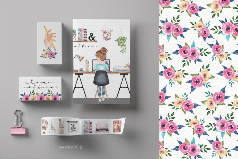 Pu&ograve; includere: Un set di adesivi digitali stampabili con un'illustrazione ad acquerello di un ufficio domestico con una donna che lavora a una scrivania, uno schema floreale e il testo "home office".