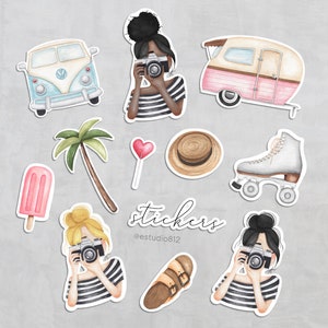 Op de afbeelding: Een set stickers met verschillende zomerse illustraties, waaronder een palmboom, een ijslolly, een camper, rolschaatsen, een hoed, een hartje en twee vrouwen met camera's. De tekst "stickers" en "@estudio812" is ook inbegrepen.