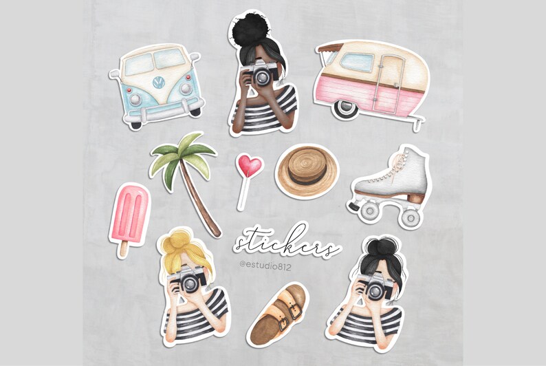 Op de afbeelding: Een set stickers met verschillende zomerse illustraties, waaronder een palmboom, een ijslolly, een camper, rolschaatsen, een hoed, een hartje en twee vrouwen met camera's. De tekst "stickers" en "@estudio812" is ook inbegrepen.
