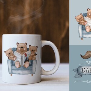 Puede incluir: Taza de cer&aacute;mica blanca con un dise&ntilde;o de tres osos marrones sentados en un sill&oacute;n azul leyendo un libro. El texto "Best Daddy Ever" est&aacute; en la taza.