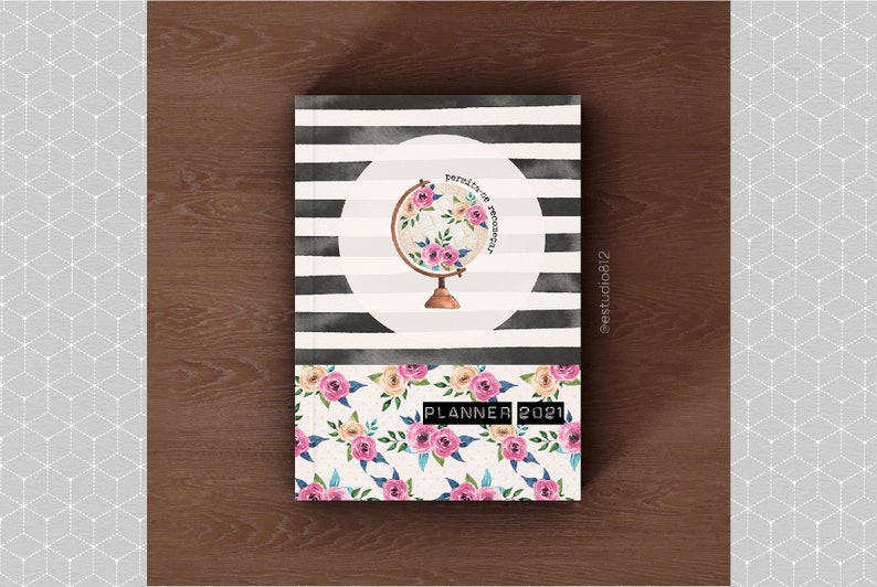 Pu&ograve; includere: Una copertina di planner con un motivo a righe bianche e nere e un motivo floreale. La copertina presenta un'illustrazione ad acquerello di un globo con fiori intorno. Il testo "PLANNER 2021" &egrave; stampato sulla copertina.