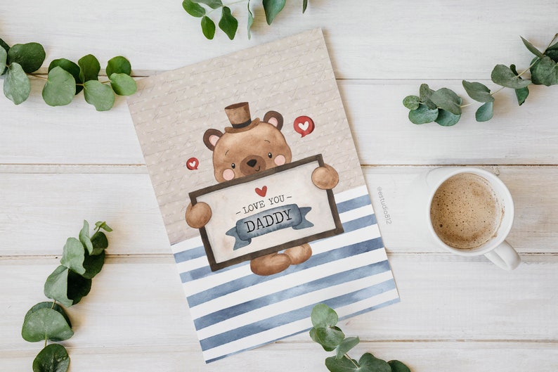 Puede incluir: Una ilustraci&oacute;n de acuarela de un oso marr&oacute;n con un sombrero y sosteniendo un cartel que dice "Te quiero pap&aacute;". El oso est&aacute; sobre un fondo de rayas azules y blancas.