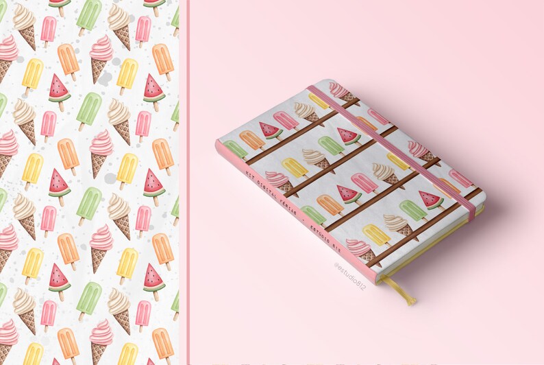 Op de afbeelding: Een roze notitieboek met een witte omslag met een herhalend patroon van ijshoorns, ijslolly's en watermeloenplakjes. Het notitieboek heeft een roze elastiek en de tekst "Eat Dessert, Enjoy Life" op de omslag.