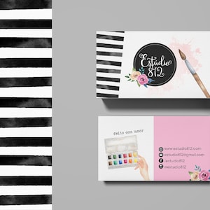 Pu&ograve; includere: Un biglietto da visita rosa e bianco con strisce nere e bianche. Il biglietto presenta un logo con il testo "Estudio 812" in un cerchio nero con un design floreale ad acquerello. Il retro del biglietto contiene informazioni di contatto tra cui un sito web, un indirizzo email e gli handle dei social media.