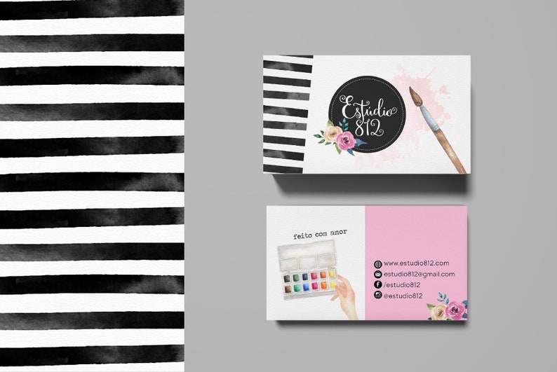 Pu&ograve; includere: Un biglietto da visita rosa e bianco con strisce nere e bianche. Il biglietto presenta un logo con il testo "Estudio 812" in un cerchio nero con un design floreale ad acquerello. Il retro del biglietto contiene informazioni di contatto tra cui un sito web, un indirizzo email e gli handle dei social media.
