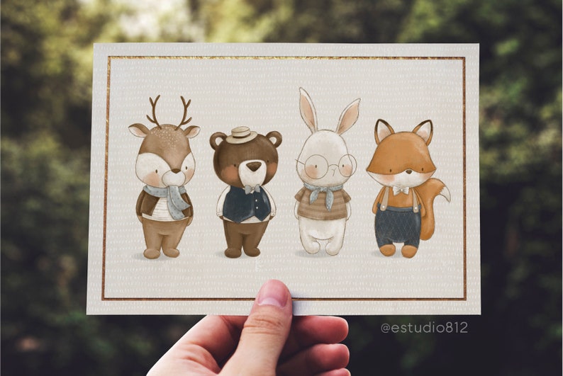 Puede incluir: Una tarjeta con una ilustraci&oacute;n de acuarela de cuatro animales vestidos. Un ciervo, un oso, un conejo y un zorro llevan todos sombreros, bufandas y chalecos. La tarjeta tiene un borde dorado y el texto "@estudio812" en la parte inferior.