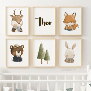 Puede incluir: Seis impresiones enmarcadas con un tema de bosque. Las impresiones presentan un ciervo, un zorro, un oso, un conejo, dos &aacute;rboles y el nombre "Theo".
