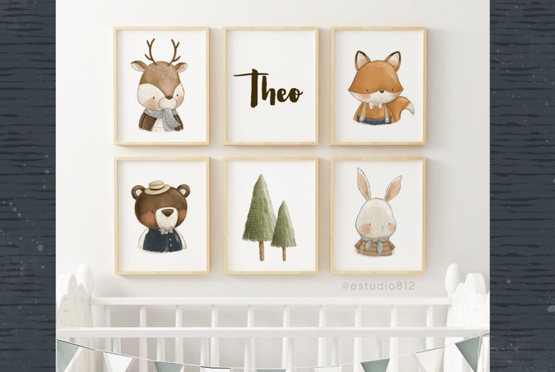 Puede incluir: Seis impresiones enmarcadas con un tema de bosque. Las impresiones presentan un ciervo, un zorro, un oso, un conejo, dos &aacute;rboles y el nombre "Theo".