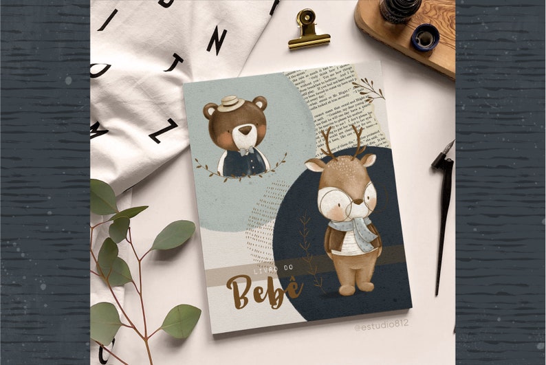 Puede incluir: Una portada de libro ilustrada en azul y marr&oacute;n con un oso que lleva un sombrero y una pajarita y un ciervo que lleva una bufanda. El t&iacute;tulo del libro es "Livro de Bebe" en letras doradas.
