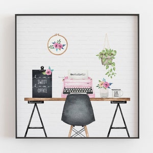 Pu&ograve; includere: Una macchina da scrivere rosa su una scrivania di legno con un cartello di ardesia nero che dice "home sweet home office", una pianta sospesa, una tazza che dice "girl boss" e un cerchio da ricamo floreale.