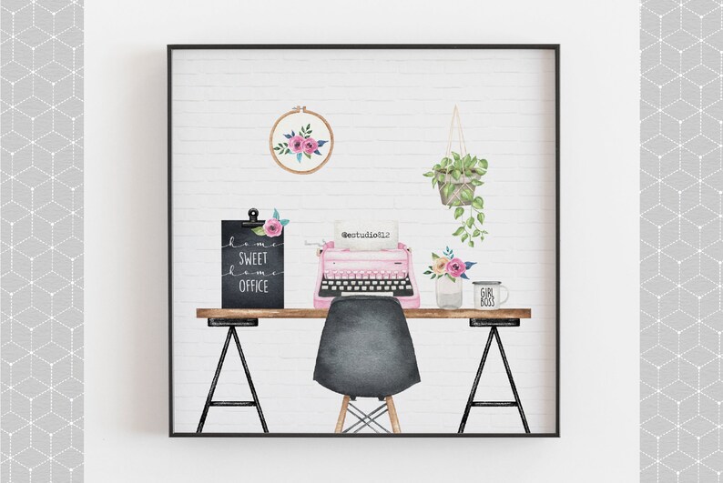Pu&ograve; includere: Una macchina da scrivere rosa su una scrivania di legno con un cartello di ardesia nero che dice "home sweet home office", una pianta sospesa, una tazza che dice "girl boss" e un cerchio da ricamo floreale.