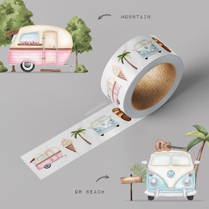 Op de afbeelding: Een rol washi tape met een herhalend patroon van een blauwe en witte camper, een palmboom, een ijsje en een berg. De tekst "Mountain" en "Or Beach" staat op de tape gedrukt.