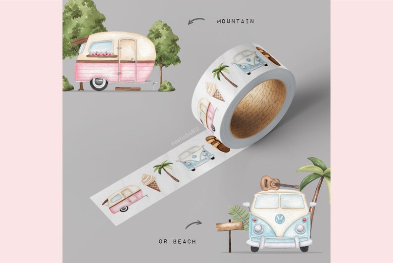 Op de afbeelding: Een rol washi tape met een herhalend patroon van een blauwe en witte camper, een palmboom, een ijsje en een berg. De tekst "Mountain" en "Or Beach" staat op de tape gedrukt.