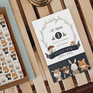 Puede incluir: Una invitaci&oacute;n de primer cumplea&ntilde;os con tem&aacute;tica de bosque con una corona de hojas y una pancarta que dice "Estoy cumpliendo 1". La invitaci&oacute;n tambi&eacute;n incluye un hongo, una pancarta con la fecha "10/10/2022" y el nombre "Francisco". En la parte inferior de la invitaci&oacute;n hay un ciervo, un oso y un conejo.