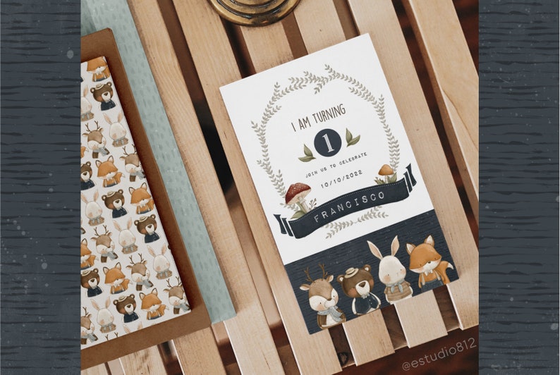 Puede incluir: Una invitaci&oacute;n de primer cumplea&ntilde;os con tem&aacute;tica de bosque con una corona de hojas y una pancarta que dice "Estoy cumpliendo 1". La invitaci&oacute;n tambi&eacute;n incluye un hongo, una pancarta con la fecha "10/10/2022" y el nombre "Francisco". En la parte inferior de la invitaci&oacute;n hay un ciervo, un oso y un conejo.