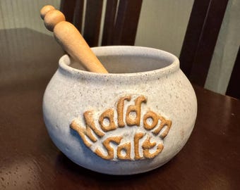 Antyczna piwniczka na sól z Maldon Friars Pottery, ręcznie robiony ceramiczny kamionkowy garnek z oryginalną drewnianą łyżką, retro brytyjska Kitchenalia