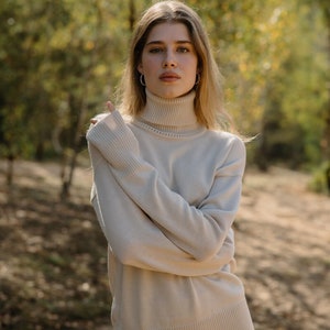 Natürliche Merino Strickwaren, weiche Merino Wolle Rollkragenpullover Frau, Beige gestrickte warme Wollpullover, Loose Fit Rollkragen Top mit hohem Hals